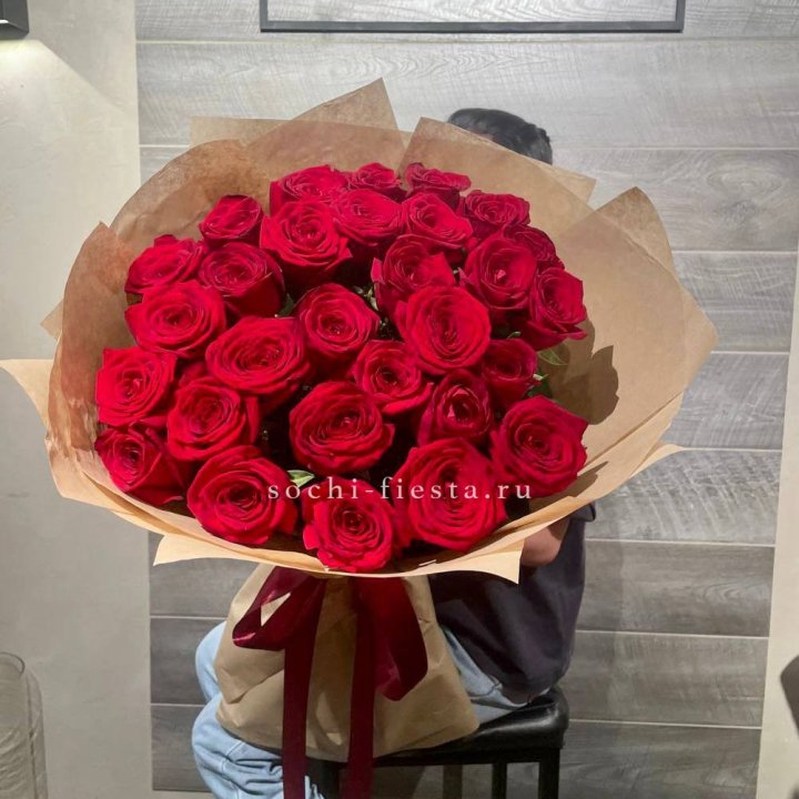 37 красных роз в крафте в Нижневартовске