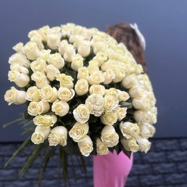 101 белая высокая импортная роза под ленту в Нижневартовске