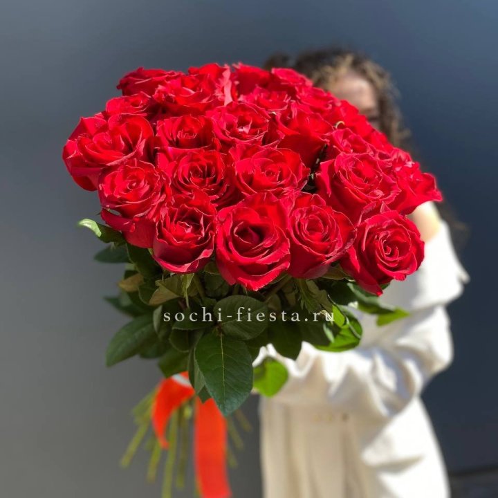 25 высоких красных роз в Нижневартовске