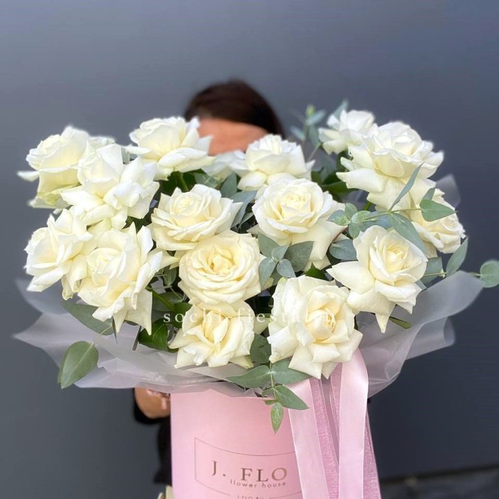 17 Французских белых роз в боксе в Нижневартовске