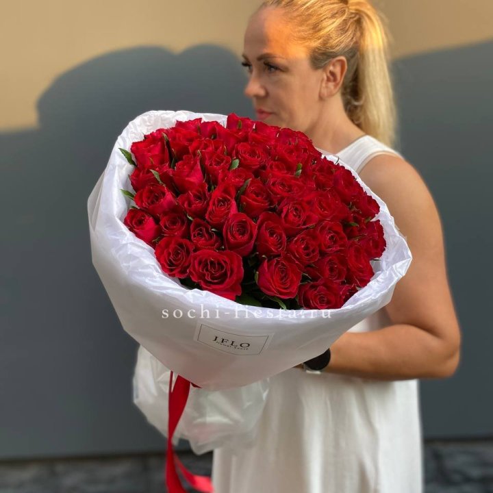 51 роза мадам ред в нежном оформлении с доставкой в Нижневартовске