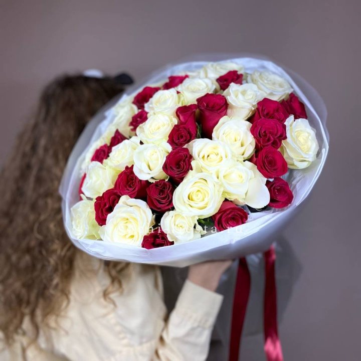 Букет из красных белых 45 роз в Нижневартовске