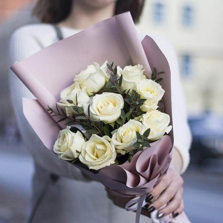9 белых  роз "Минт" в Нижневартовске