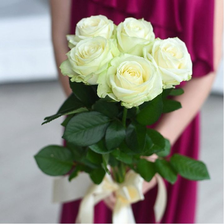 5 белых роз в Нижневартовске