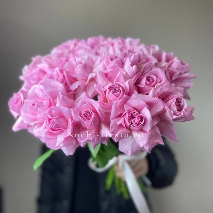 25 розовых французских роз в Нижневартовске
