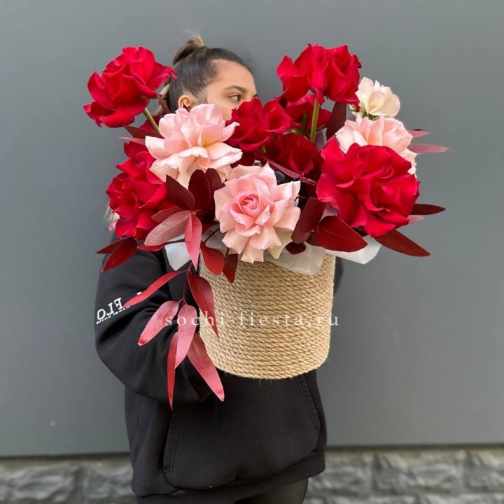 15 Французских роз в джутовом кашпо в Нижневартовске