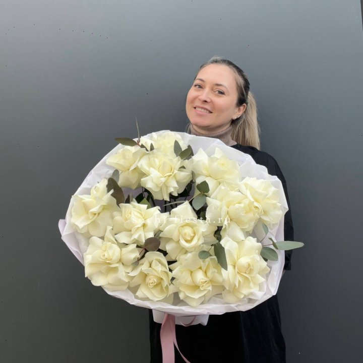 13 Белых французских роз Облако в Нижневартовске