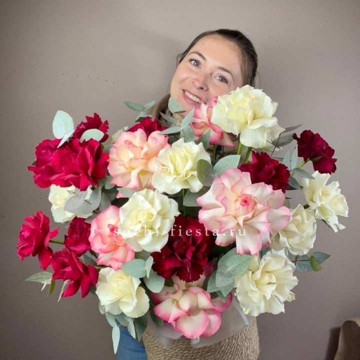 35 французских роз микс в джутовом боксе в Нижневартовске