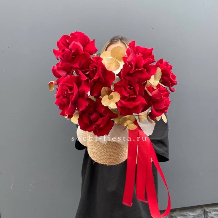 Красные французские розы в джутовом кашпо в Нижневартовске