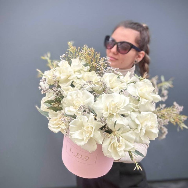 17 Французских белых роз в коробке Афина в Нижневартовске