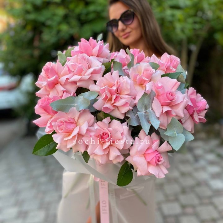 17 Розовых  французских роз в Нижневартовске