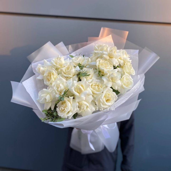 Пышный букет из белых роз в Нижневартовске