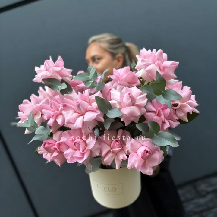 17 Розовых французских роз в боксе в Нижневартовске