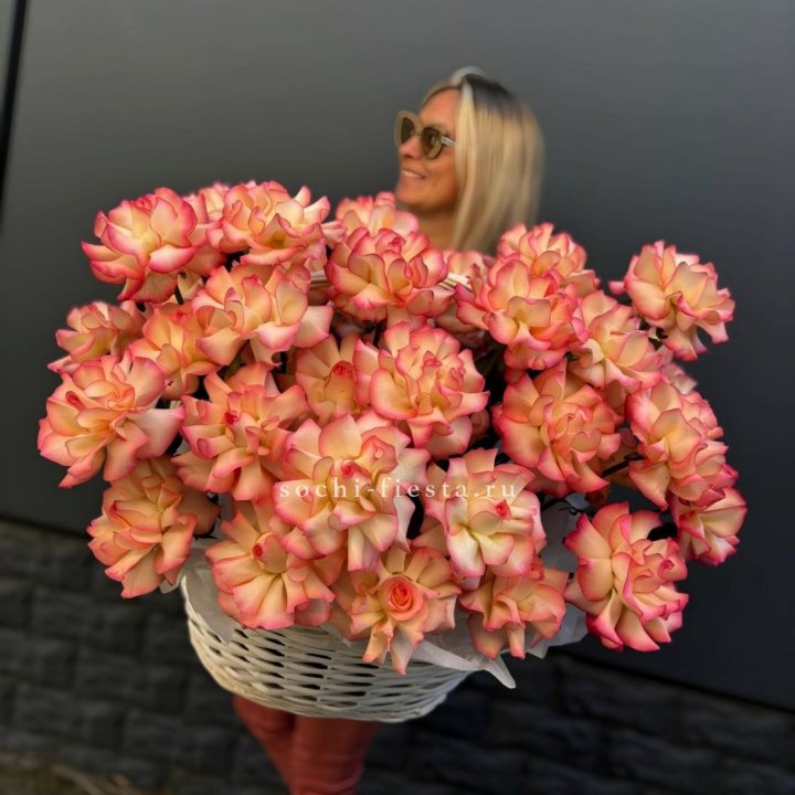 45 французских роз Джумилия в корзине в Нижневартовске