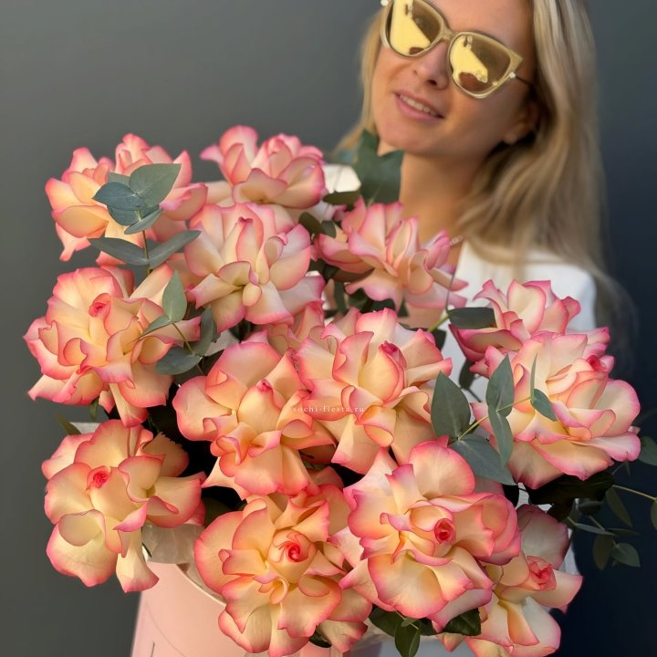 15 французских  роз Джумилия в боксе с доставкой в Нижневартовске