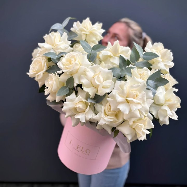 25 Французских белых роз в боксе в Нижневартовске