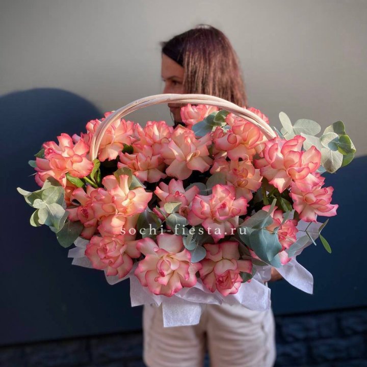 25 Французских роз Джумилия в корзине в Нижневартовске