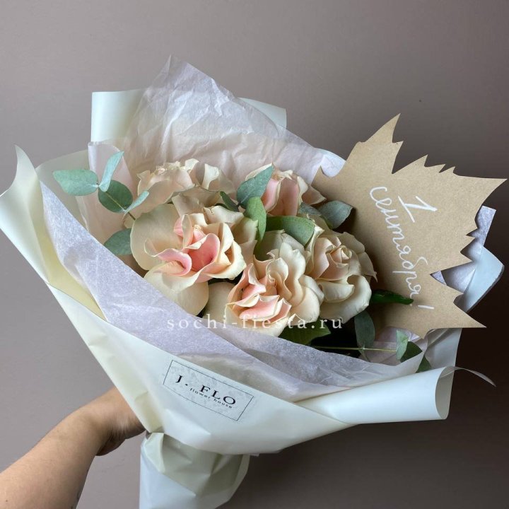 Букет кремовых роз к дню знаний в Нижневартовске