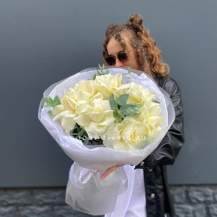 7 Белых французских роз  в Нижневартовске