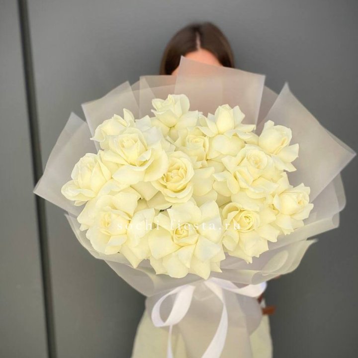 13 белых роз в Нижневартовске