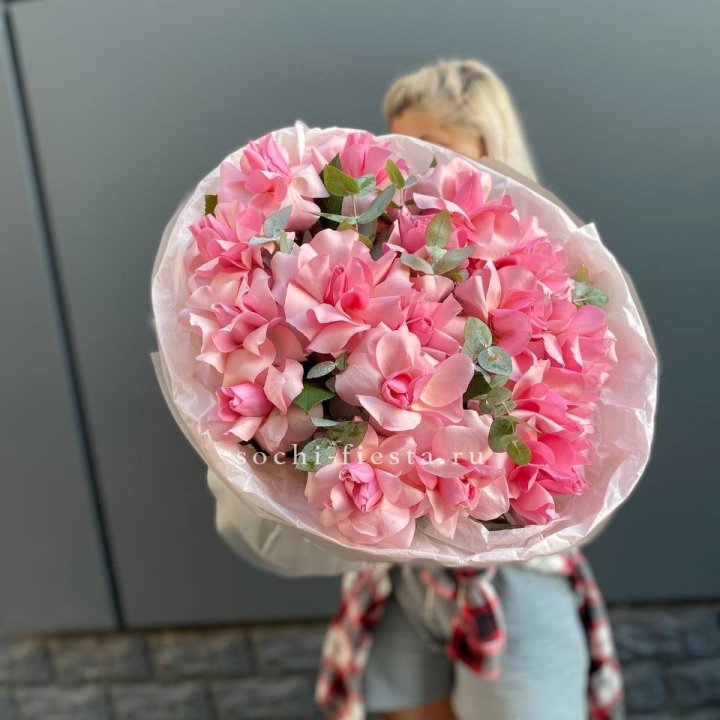 17 розовых роз в Нижневартовске