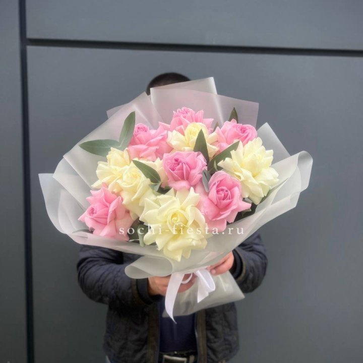 11 бело-розовых роз с доставкой в Нижневартовске