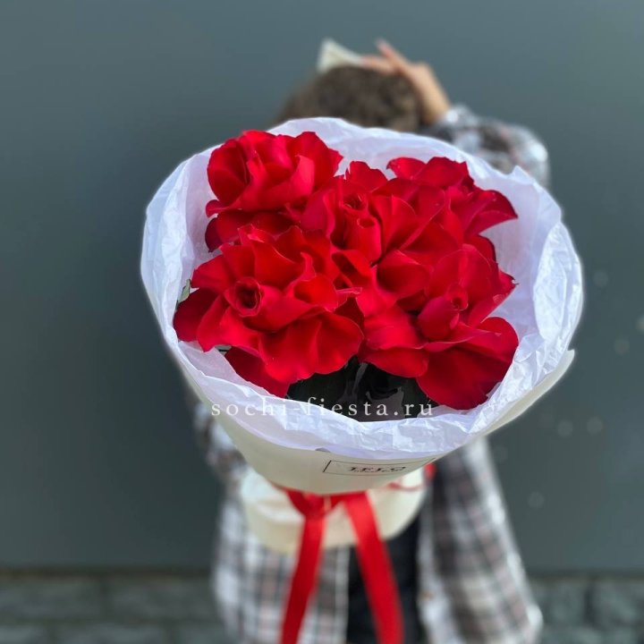 5 французских красных роз в Нижневартовске