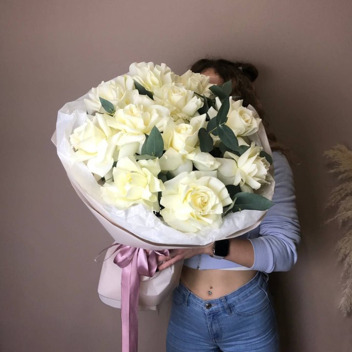 11 Белых французских роз "Вайт найс" с доставкой в Нижневартовске