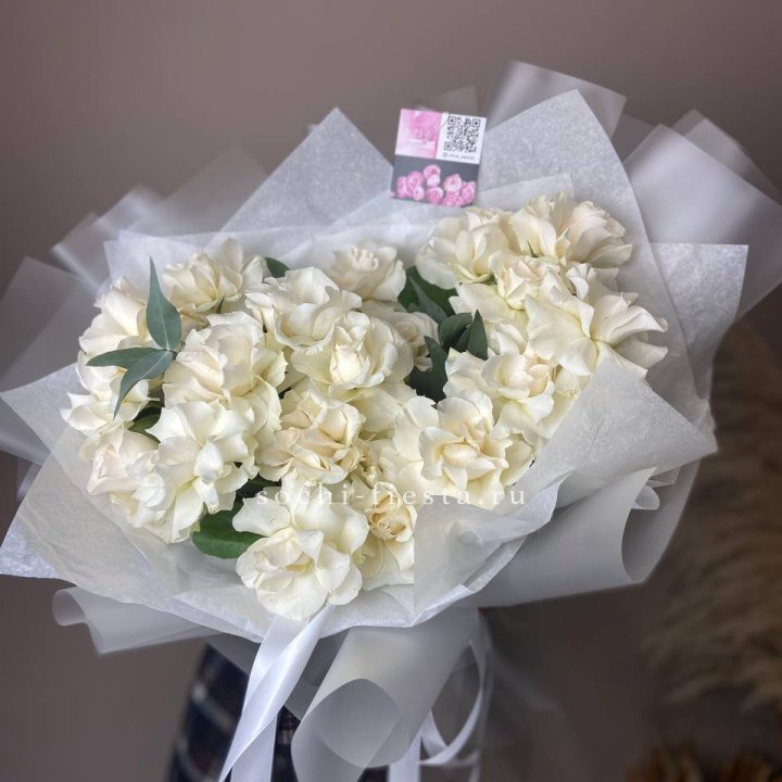 21 французских роз с эвкалиптом в Нижневартовске