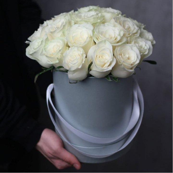 15 белых роз в цилиндре в Нижневартовске