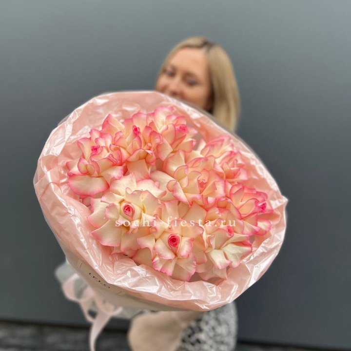 9 французских роз Джумилия в нежном оформлении в Нижневартовске