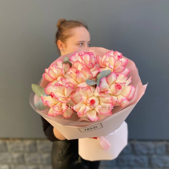 7 французских роз Джумилия с доставкой в Нижневартовске