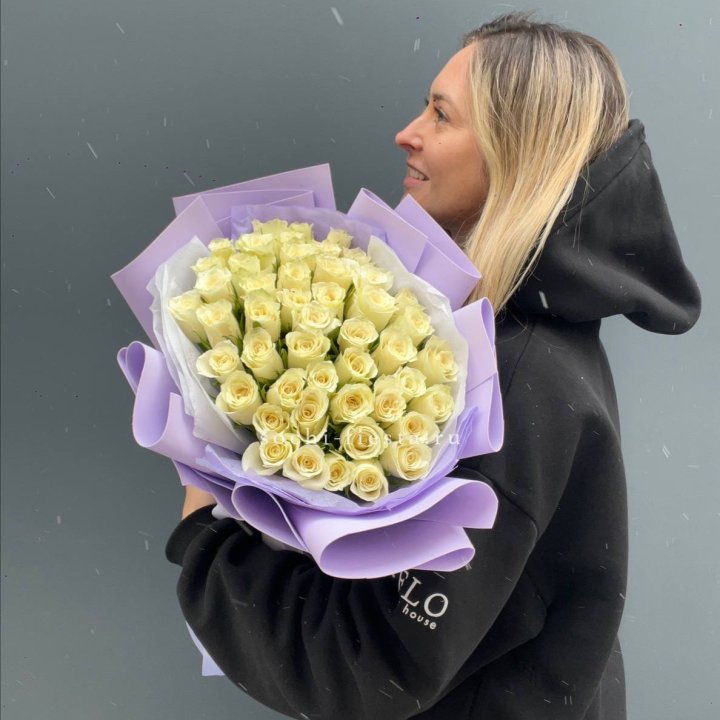 51 белая кенийская роза в оформлении в Нижневартовске
