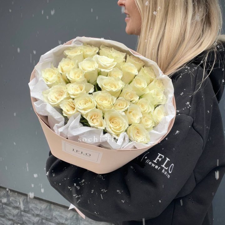 31 белая роза в оформлении в Нижневартовске