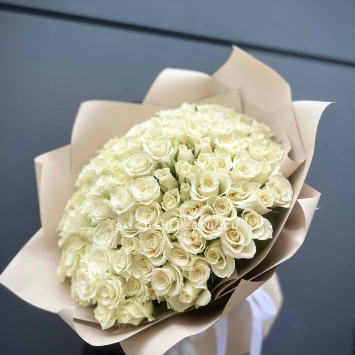 101 белая роза Атена в Нижневартовске