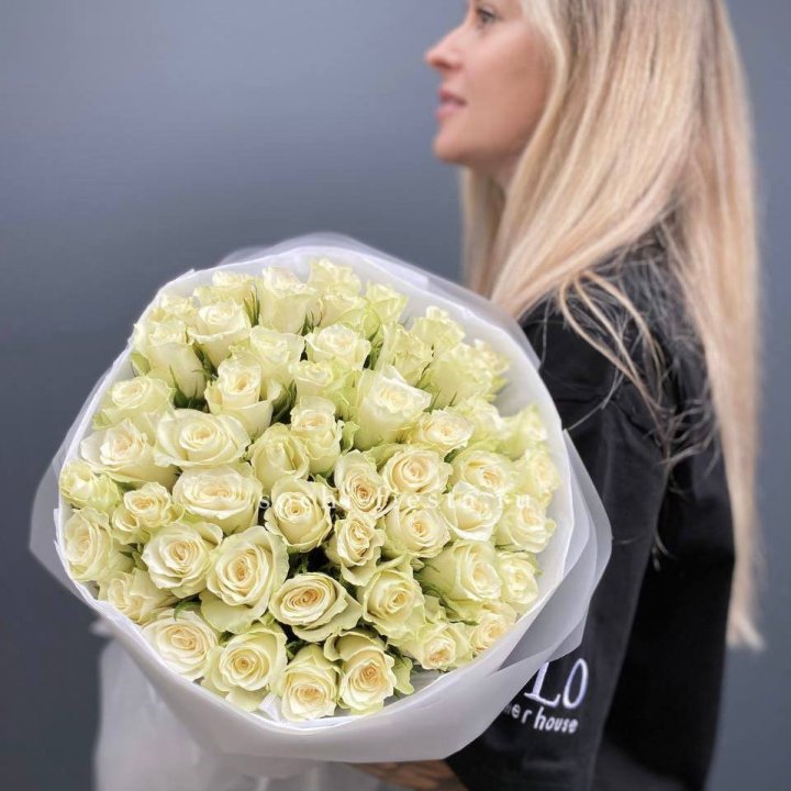 Воздушный букет из 51 белой кенийской розы в Нижневартовске