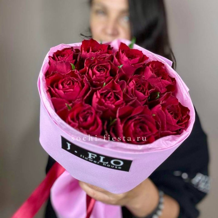 11 красных роз мадам ред в Нижневартовске