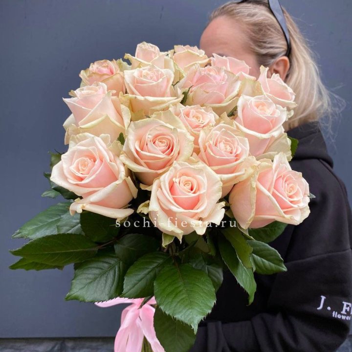 15  кремовых высоких роз с доставкой в Нижневартовске