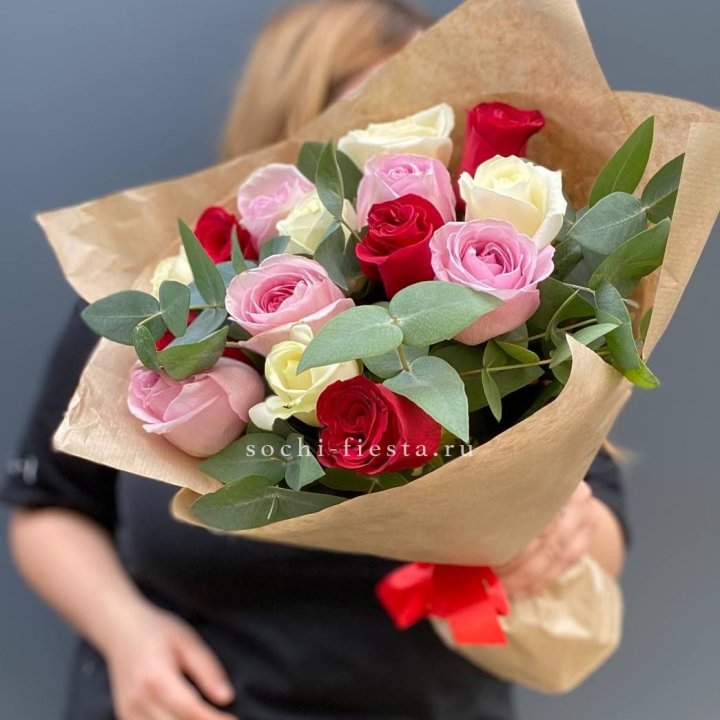 Букет из 15 роз с эвкалиптом в Нижневартовске