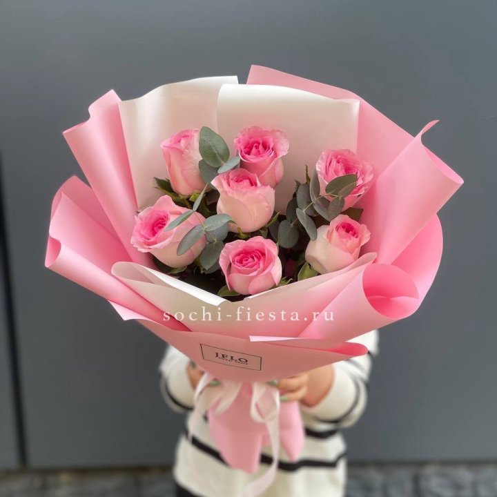 7 роз с эвкалиптом в Нижневартовске