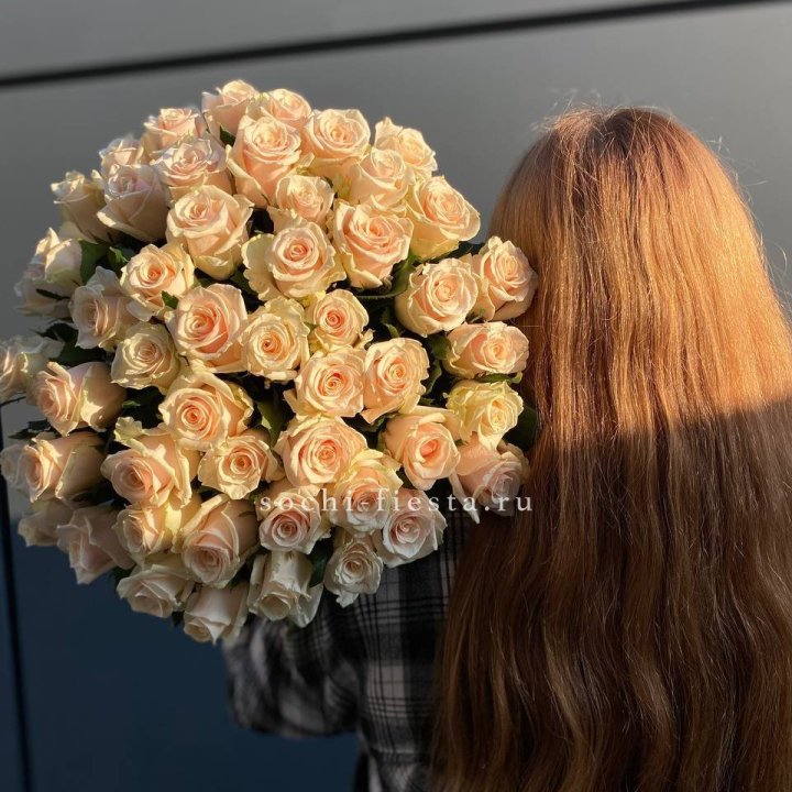 Охапка кремовых роз в Нижневартовске