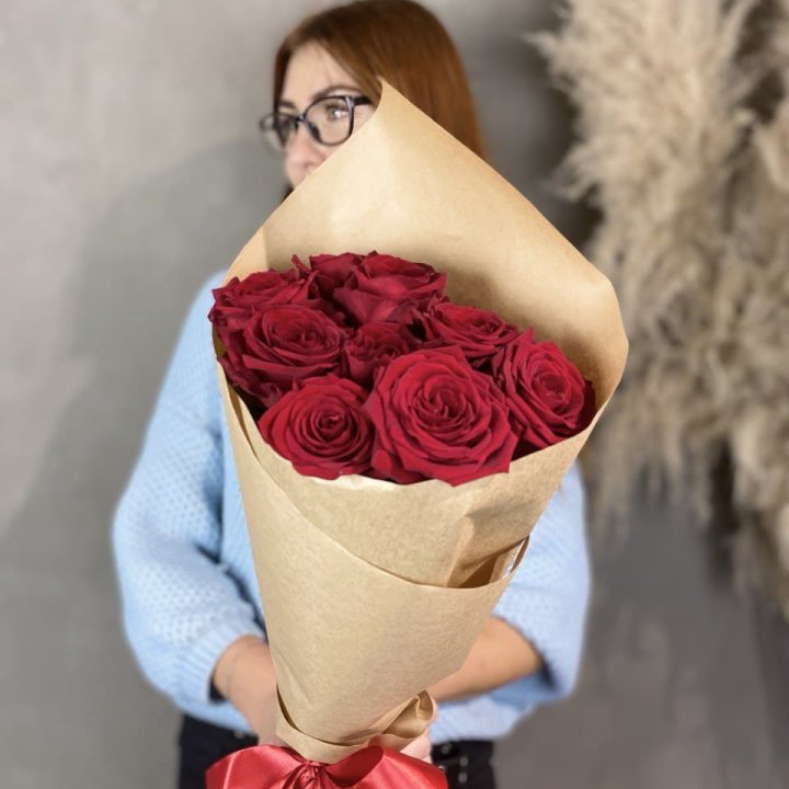 9 красных роз в крафте в Нижневартовске