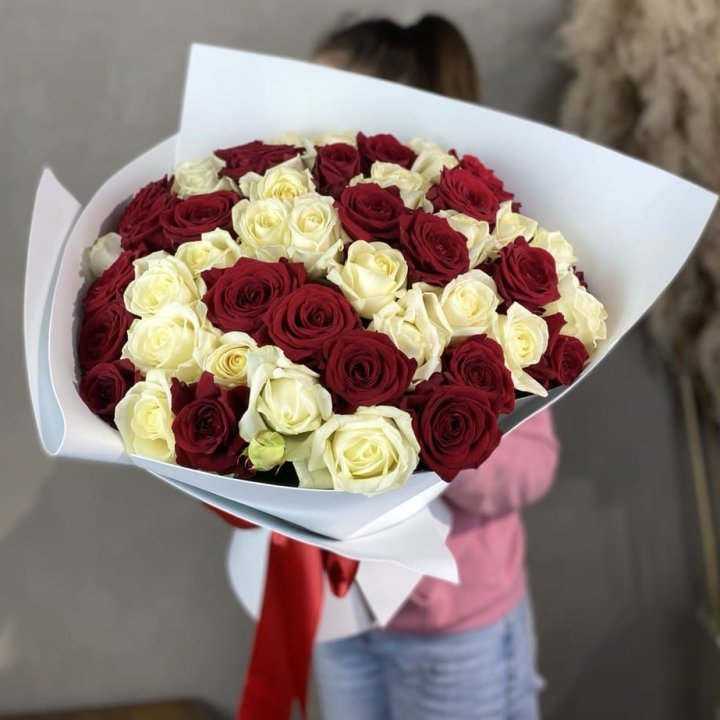 51 красная и белая роза в Нижневартовске