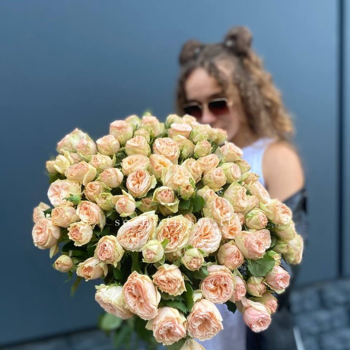 25 пионовидных роз в Нижневартовске