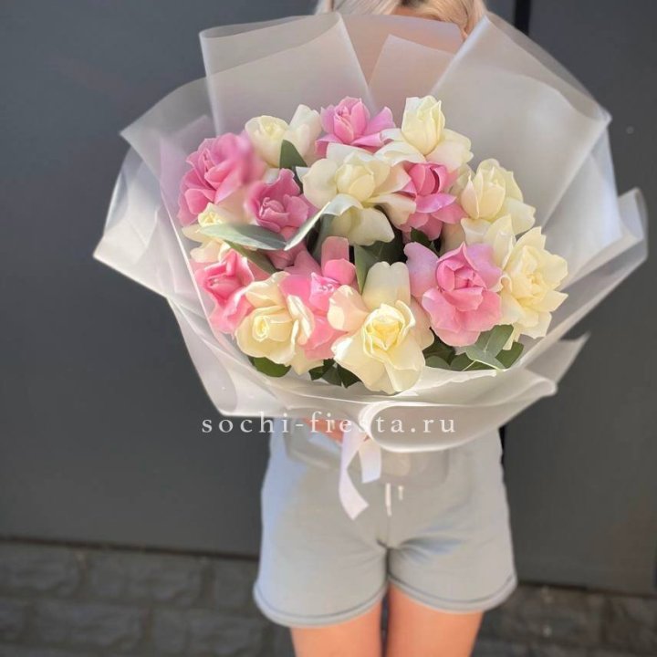 15 бело-розовых роз в Нижневартовске