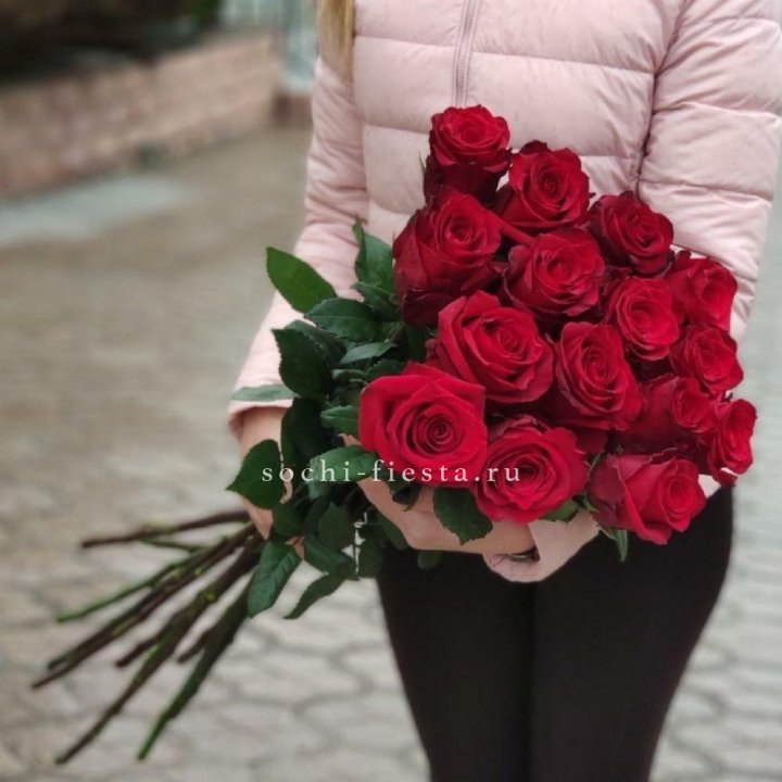 15 высоких красных роз в Нижневартовске