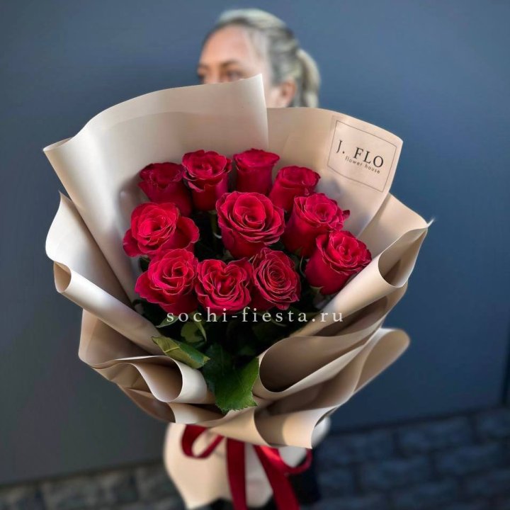 Букет красных роз "Наоми" с доставкой в Нижневартовске