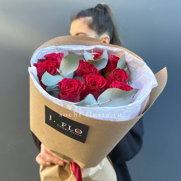 9 роз с эвкалиптом в Нижневартовске