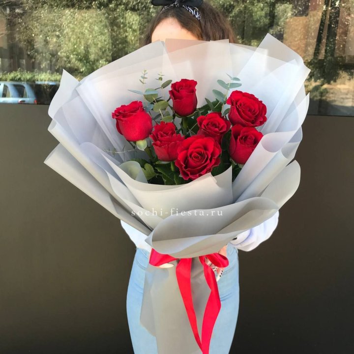 7 красных роз с эвкалиптом  в Нижневартовске