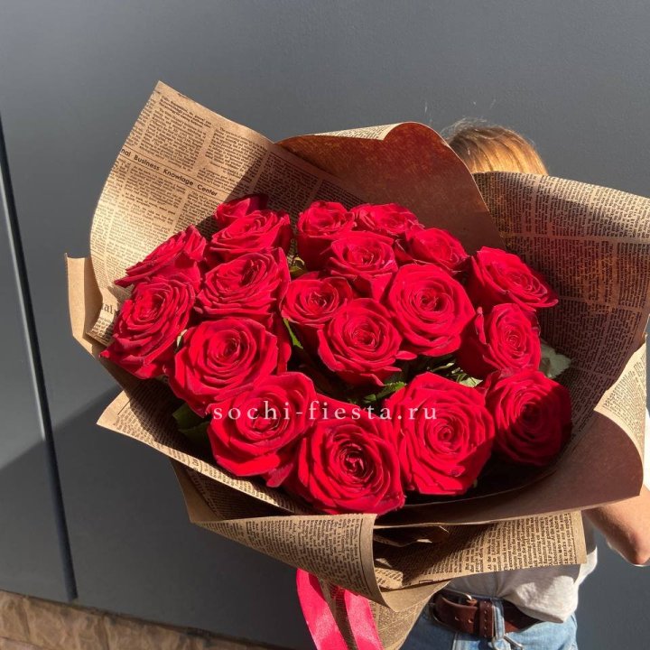 19 красных роз Леди Крафт в Нижневартовске